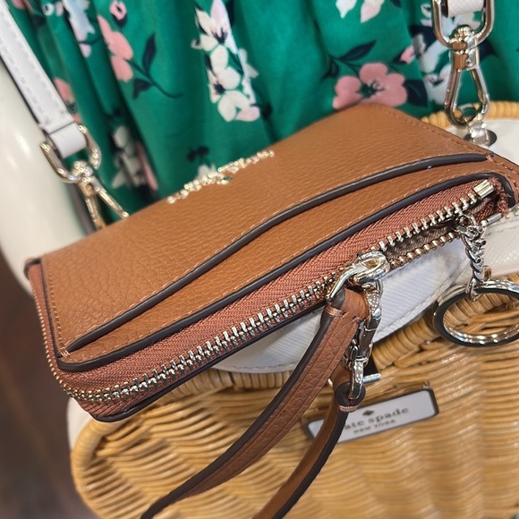 Kate Spade Leila Small Card Holder Wristlet
WARM GINGERBREAD - Picture 10 of 16